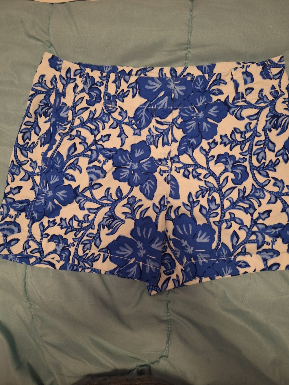 Vineyard Vines Size Six Blue Floral Women's Shorts - Casual Summer Print